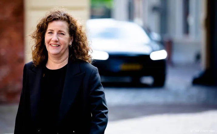 minister wil uitleg over feest universiteit