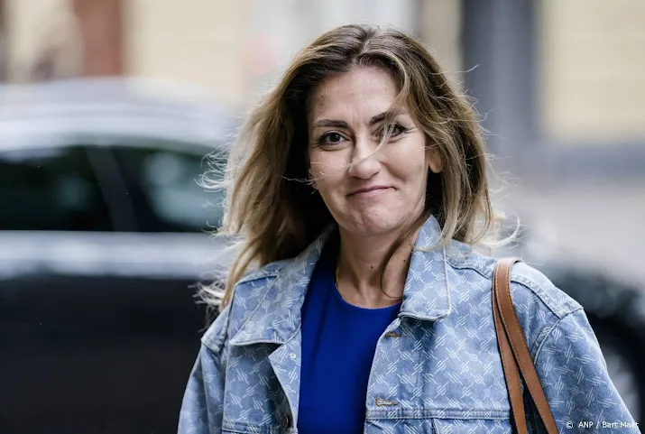 minister yesilgoz knipt haar af als steun aan iraanse vrouwen