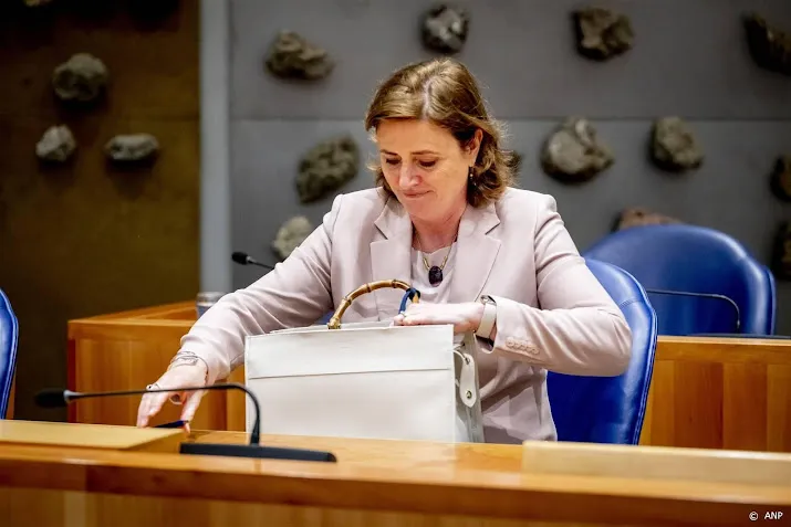 minister zelfstandige betaalt straks 225 euro per maand voor aov