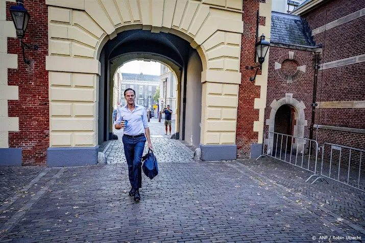 ministerie van rutte hijst israelische vlag op binnenhof