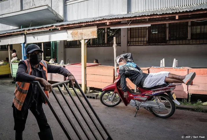ministerie vermijd drukke plekken paramaribo