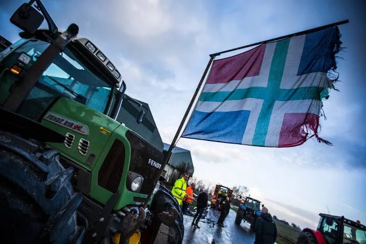 ministers horen groningse boer aan in tractor