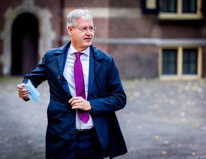ministers roepen scholen op stil te staan bij moord op paty