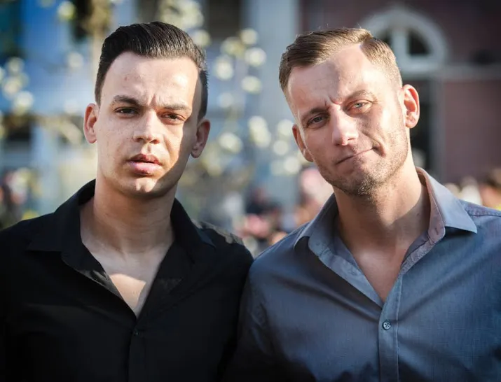 mishandelde homos gaan scholen langs