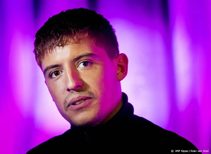 mishandeling op rembrandtplein met lil kleine staat op beeld