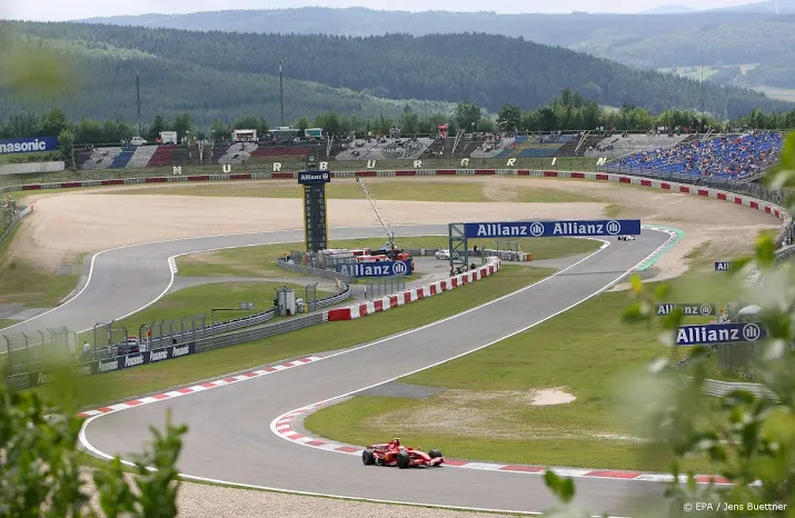mist houdt formule 1 coureurs aan de kant op nurburgring