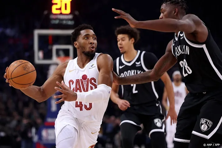 mitchell leidt cavaliers in parijs met 45 punten langs de nets