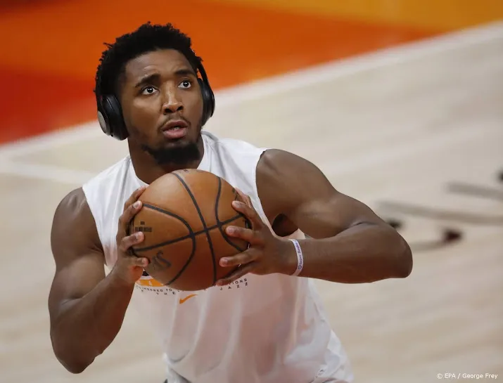 mitchell loodst cavaliers met 43 punten langs lakers in nba