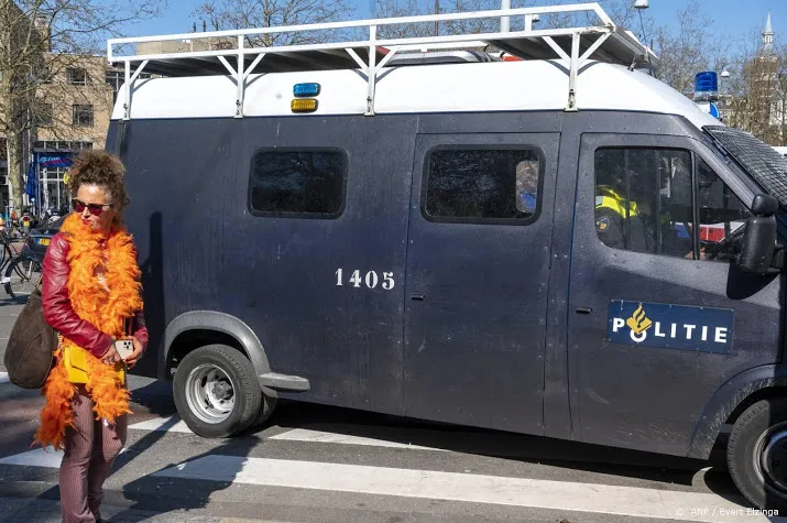 mobiele eenheid treedt op in westerstraat amsterdam om drukte