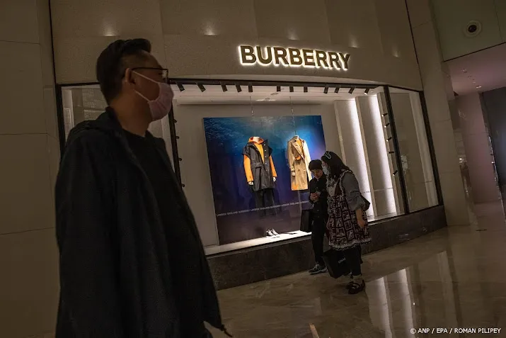 modebedrijf burberry ziet verkoop kelderen vooral in china en vs