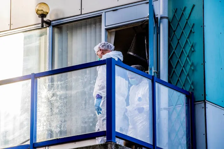 moeder dode baby op balkon voor rechter