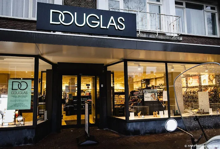 moederbedrijf douglas stijgt fors bij beursgang op damrak
