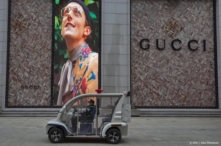 moederbedrijf gucci ziet omzet weer dalen door corona