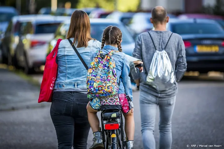 moeders en vaders verdelen werk en zorg nog lang niet gelijk
