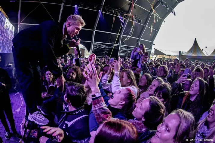 mogelijk 16 besmettingen tijdens fieldlab festivals biddinghuizen