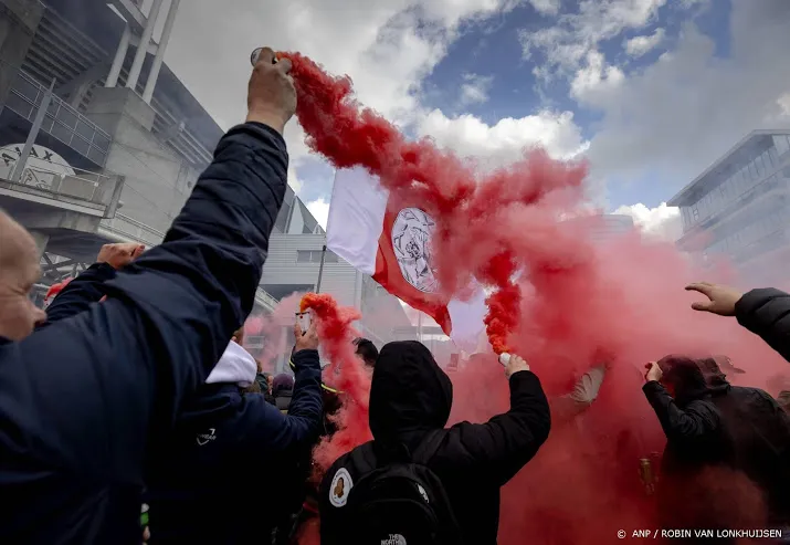 mogelijk 50 tot 150 fans besmet geraakt tijdens ajax feest