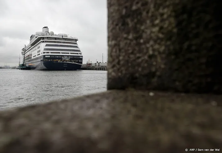 mogelijk 600 vluchtelingen extra opgevangen op schepen zaandam
