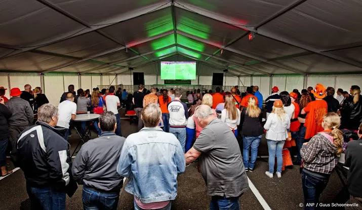 mogelijk samen voetbal kijken vanaf kwart of halve finales
