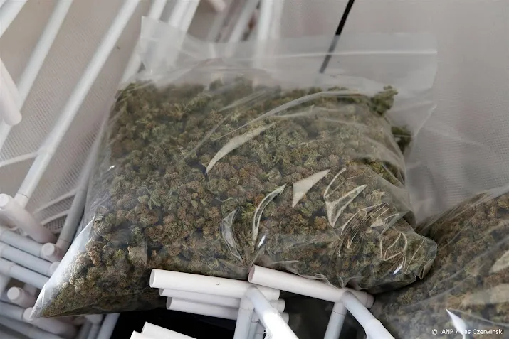 mogelijke drugsvoorraad coffeeshops in beslag genomen