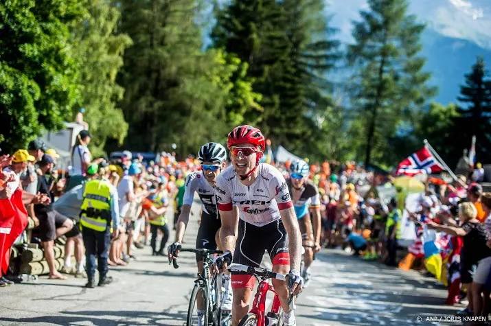 mollema klaagt over motorrijders in giro