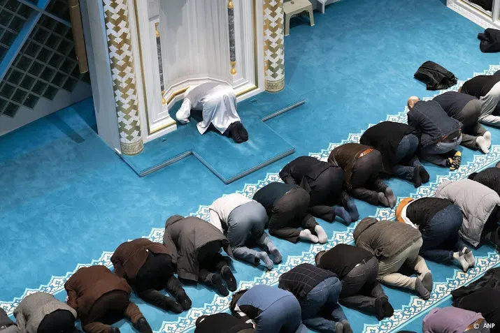 moslims beginnen aan eerste ramadan na coronalockdowns
