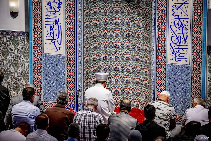 moslims vieren offerfeest met slachten van rund geit of schaap