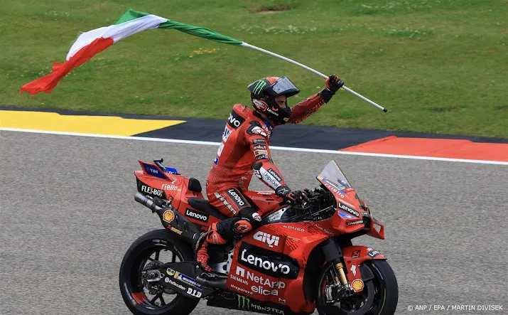 motogp coureur bagnaia wint gp van duitsland na crash martin