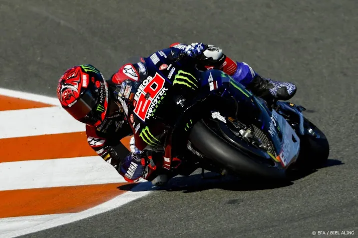 motogp kampioen quartararo breekt hand op crossmotor