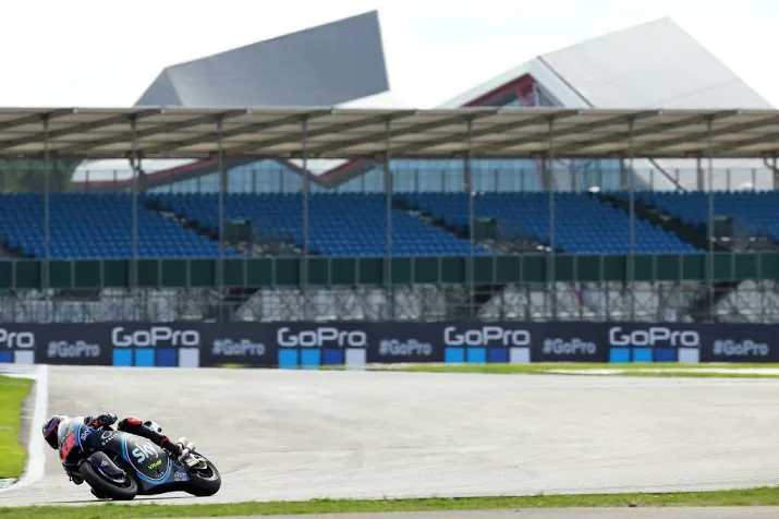 motogp op silverstone vervroegd