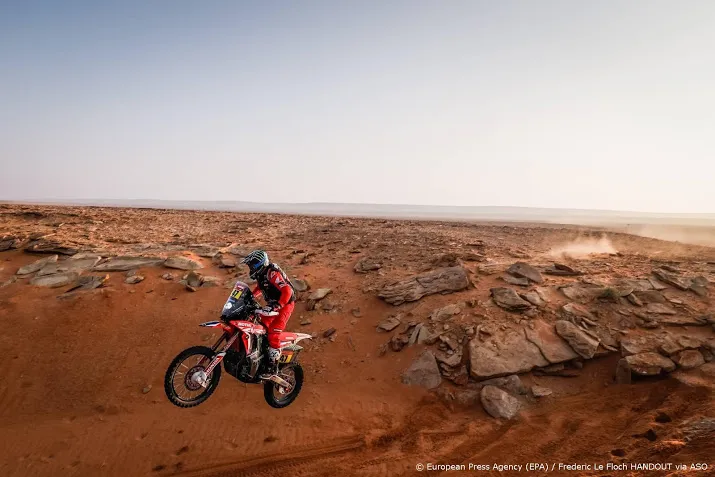 motorcoureur benavides neemt voorschot op eindzege dakar