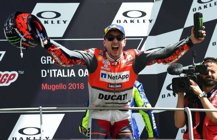 motorcoureur lorenzo naar honda