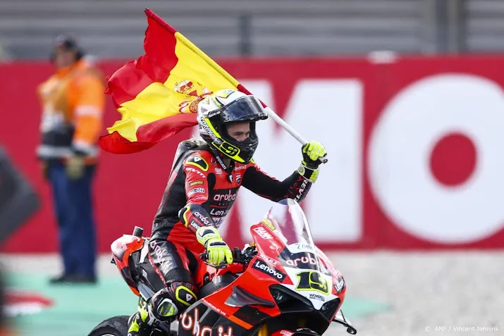 motorracer bautista wint race superbike in assen van der mark 8e