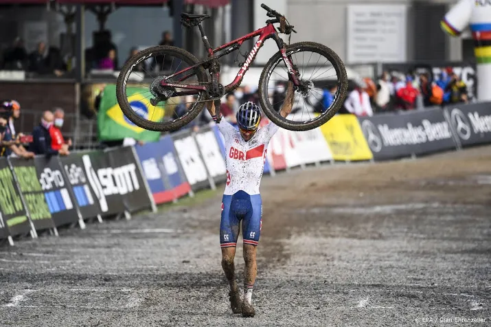 mountainbiker pidcock klopt van der poel in nove mesto