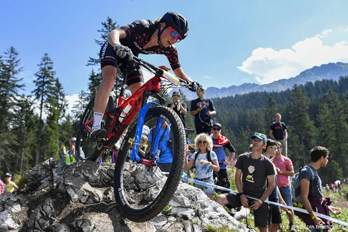 mountainbikesters naast podium op wk