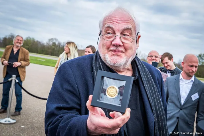 mr pinkpop verrast met gouden jubileummunt