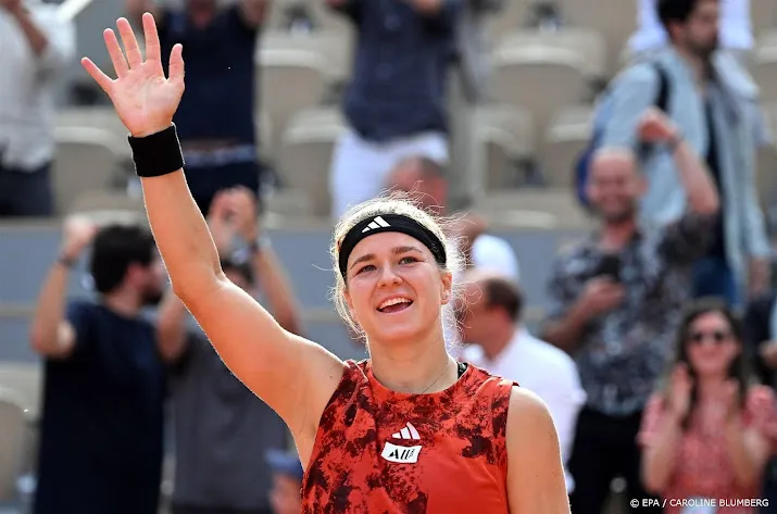muchova overleeft wedstrijdpunt en verrast sabalenka in parijs