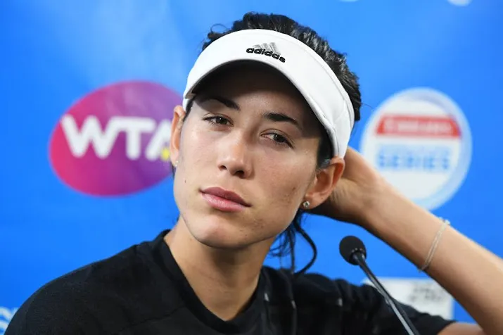 muguruza geeft in brisbane op met kramp