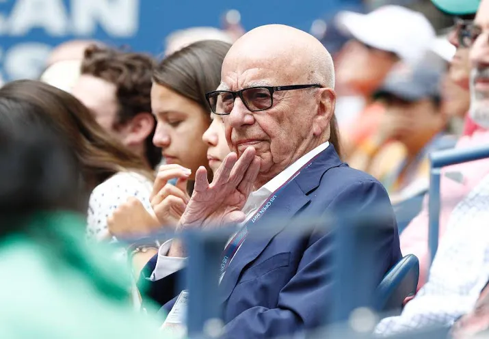 murdochs news corp schikt op laatste moment