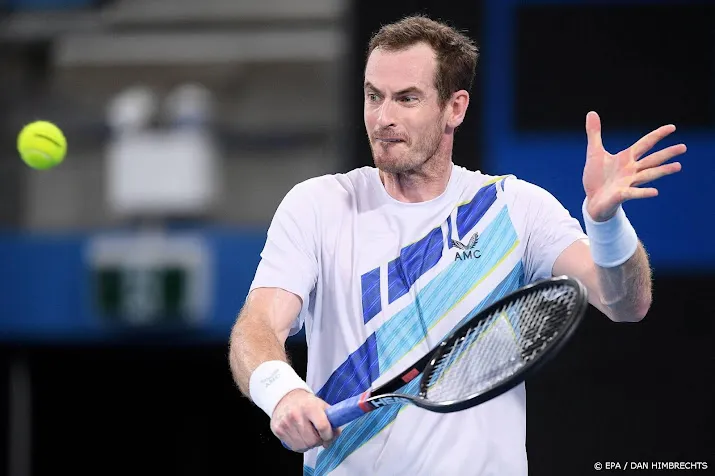 murray weigert djokovic te trappen terwijl hij op de grond ligt