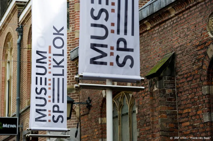 museum speelklok opent koninklijke kamer
