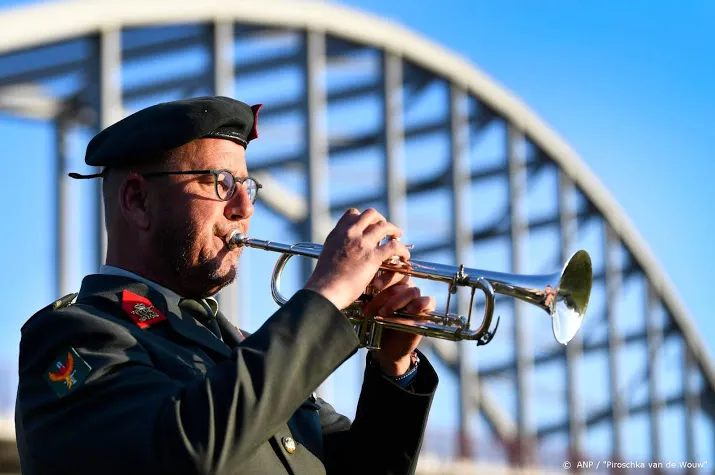muzikanten door hele land blazen taptoe mee