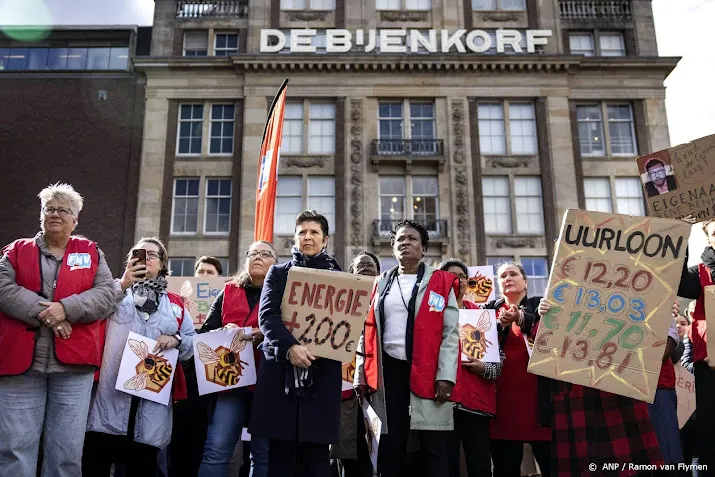 na amsterdam ook in rotterdam staking bij de bijenkorf