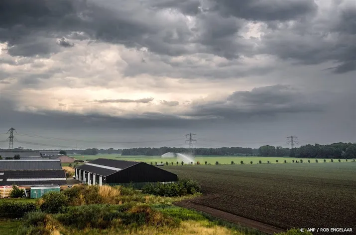 na dinsdag weer lagere temperaturen ook onweersbuien op komst