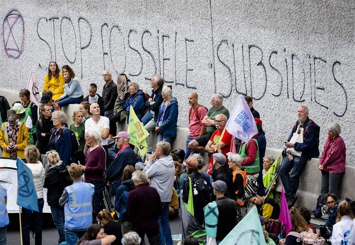 na ruim 3 uur blokkade a12 beeindigd 146 activisten aangehouden