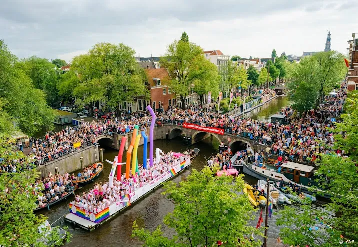 na twee jaar weer canal parade in amsterdam