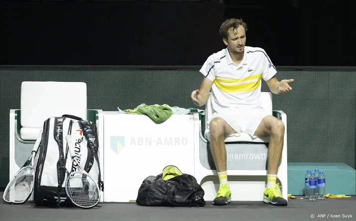 na zverev verliest ook als eerste geplaatste medvedev in ahoy