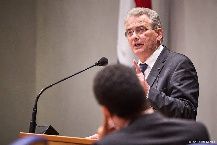 naast van der staaij vertrekt ook sgper bisschop uit de kamer