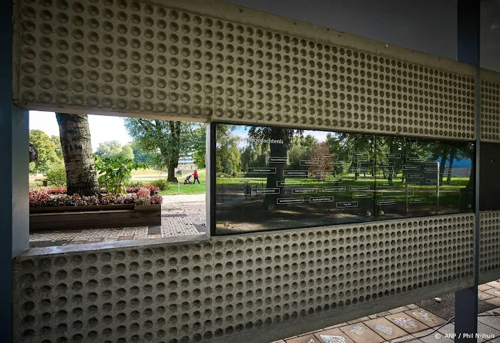 nabestaanden en andere betrokkenen herdenken bijlmervliegramp