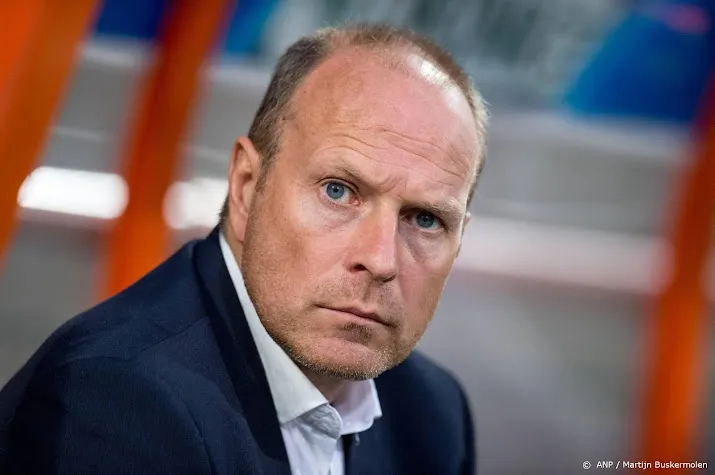 nac ontslaat trainer molenaar en zet lokhoff voor de groep