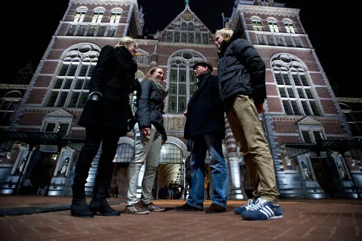 nachtelijk feestje in amsterdamse musea